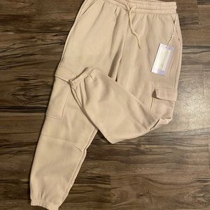 Cute beige jogging with pockets